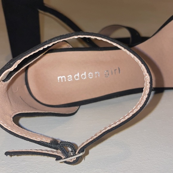 Madden Girl Black Strappy Sandal heels 9 New - Picture 9 of 14